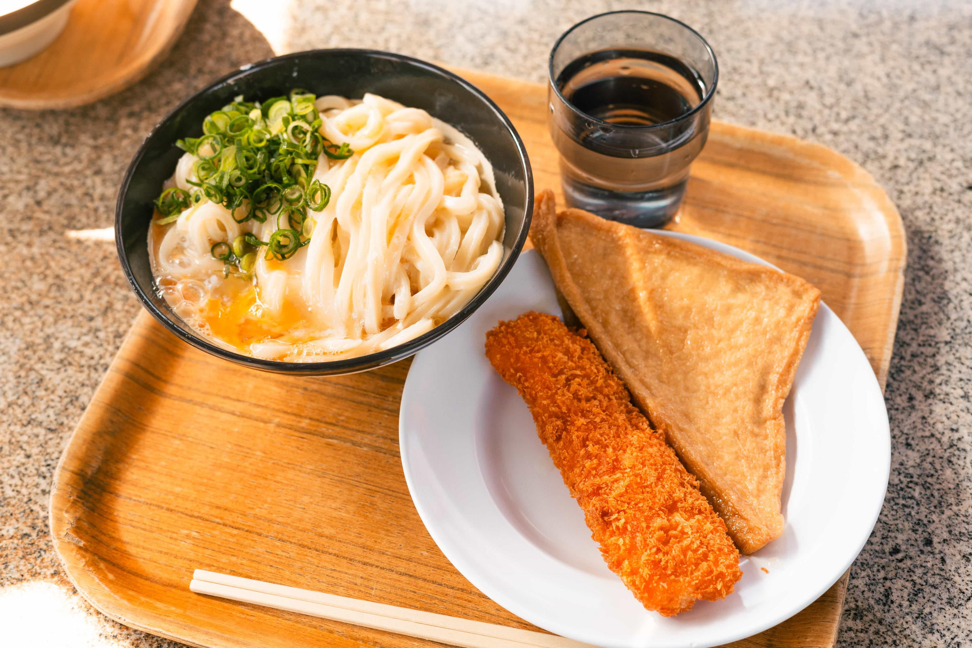 【四国旅行】香川の名店「山越うどん」の人気メニュー「釜あげ卵うどん」を堪能する