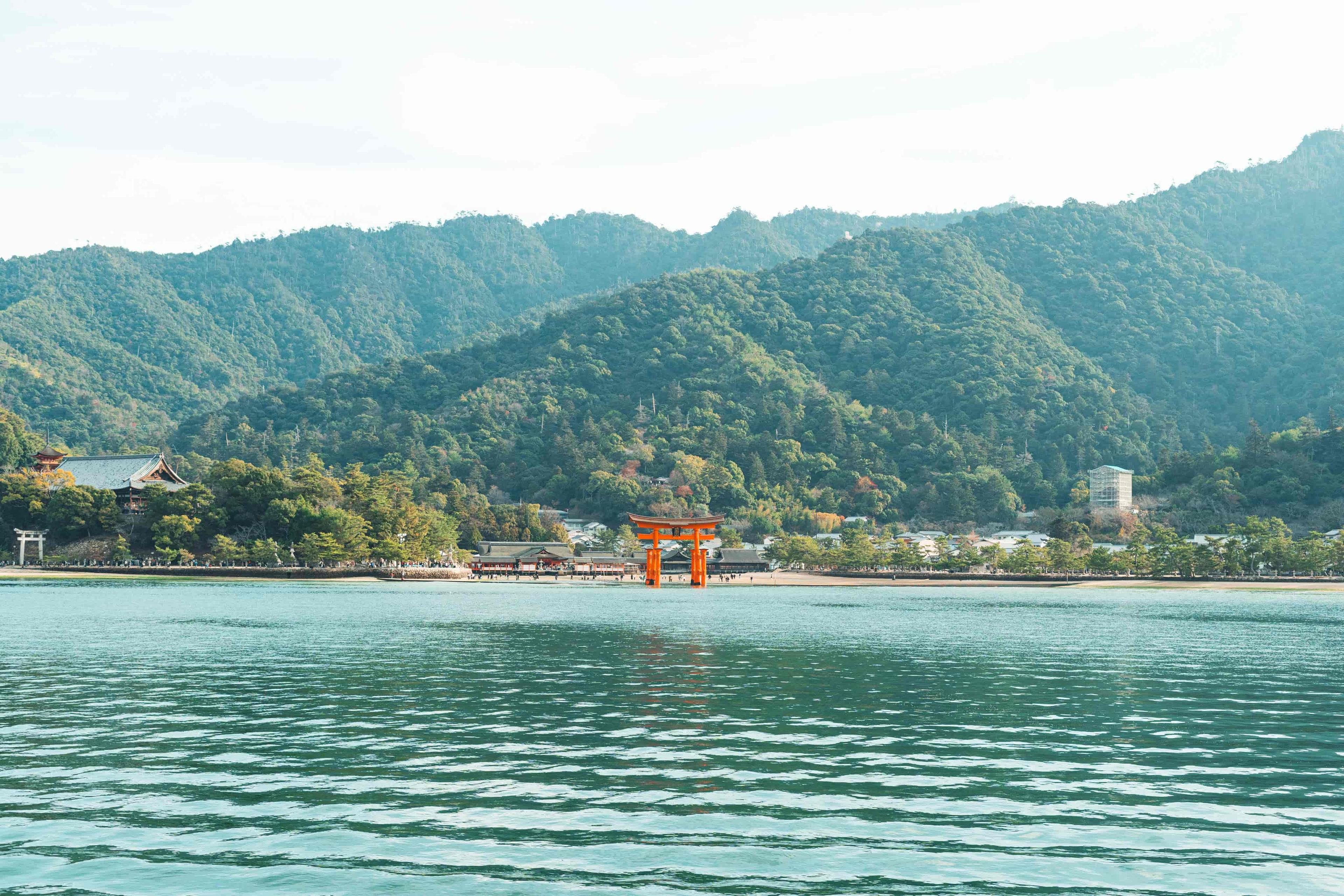 宮島の歴史と文化に触れる旅 - 晴れた日の宮島で厳島神社参拝や食べ歩きを楽しむ