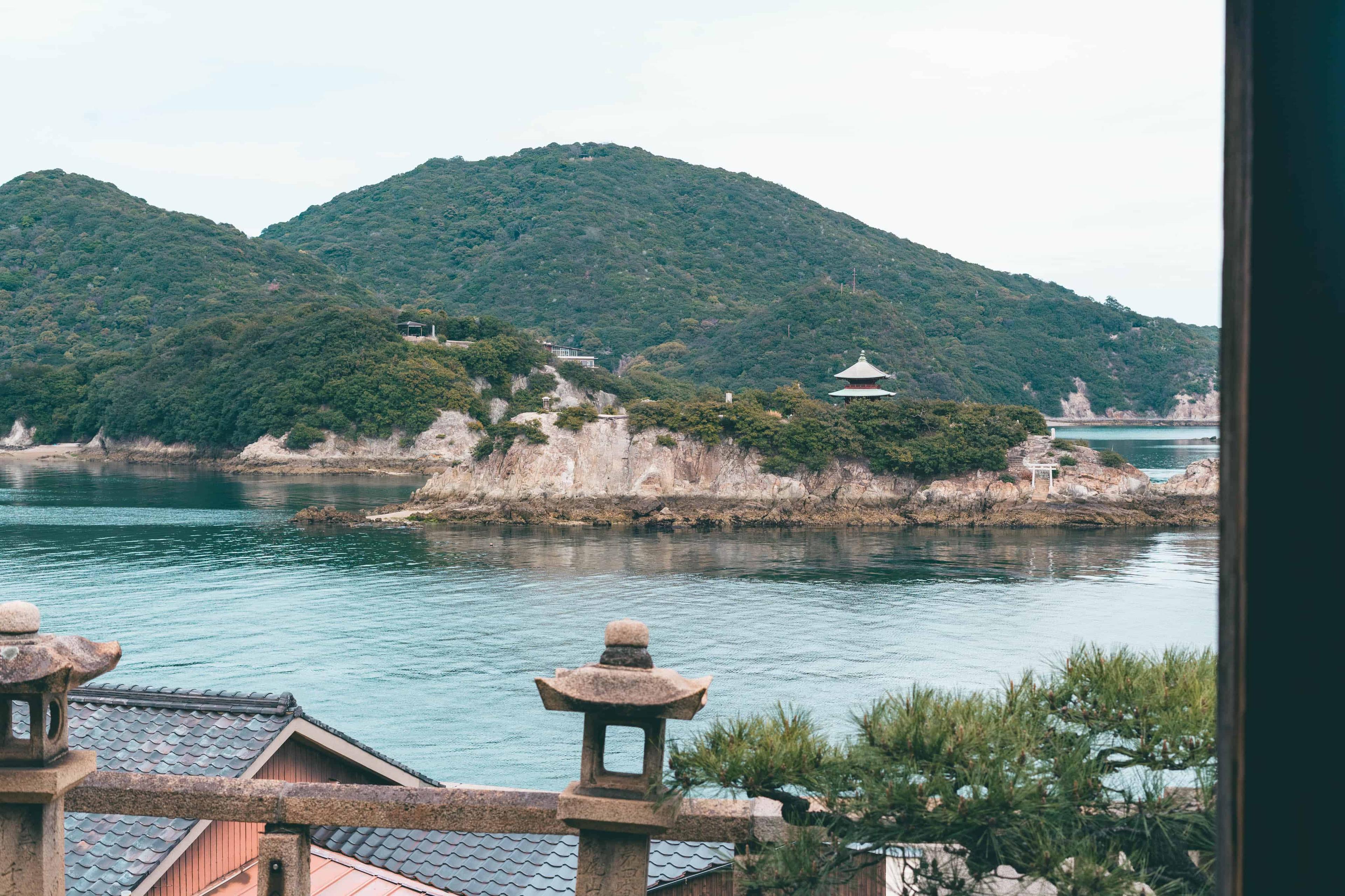 鞆の浦の町並みを歩む — 潮風が紡ぐ瀬戸内の風景
