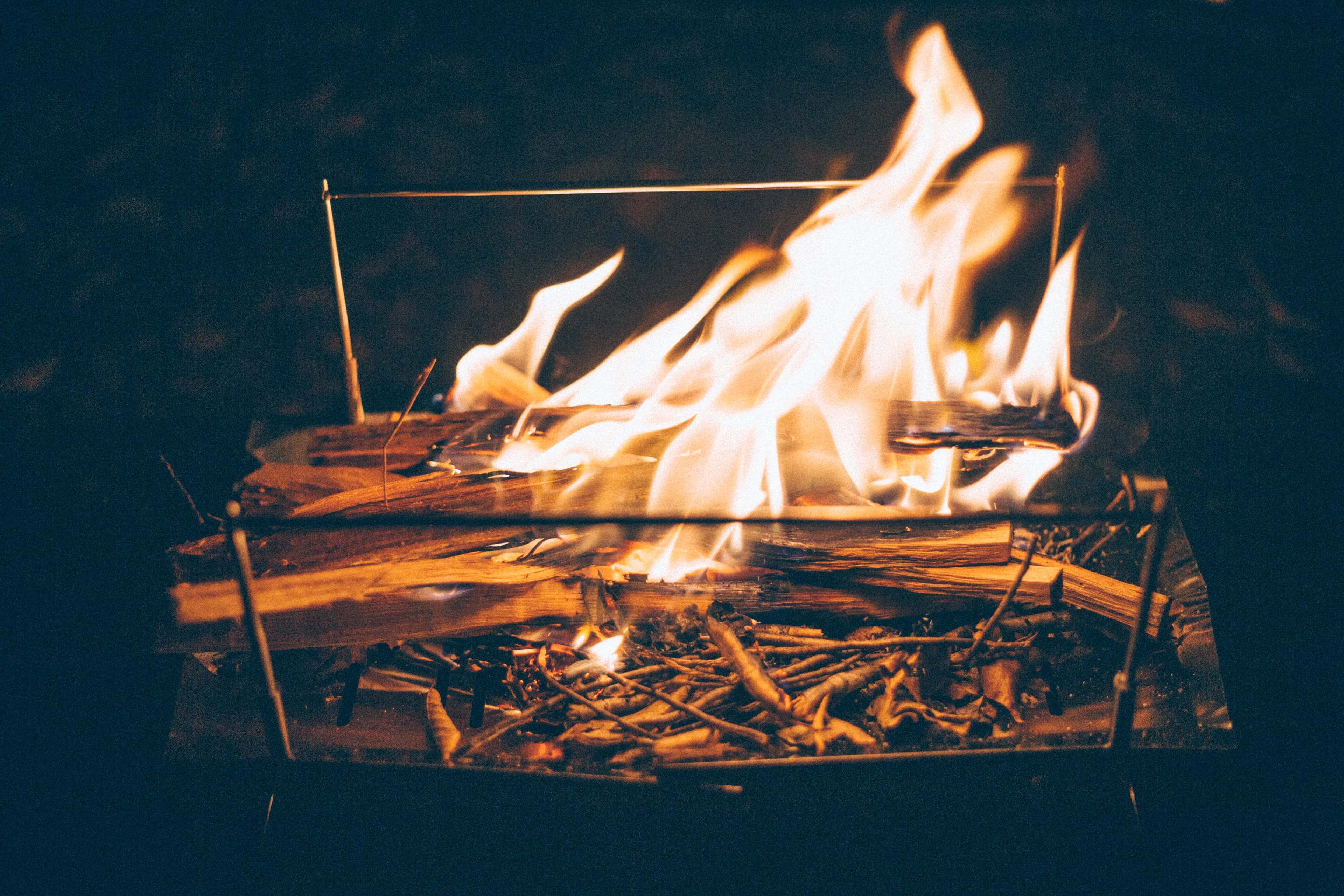 TokyoCampの焚き火台を使って冬のソロキャンプを楽しむ - ZEN Campsの焚き火シートと共にレビュー